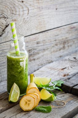 Rustik ahşap zemin üzerine yeşil smoothie