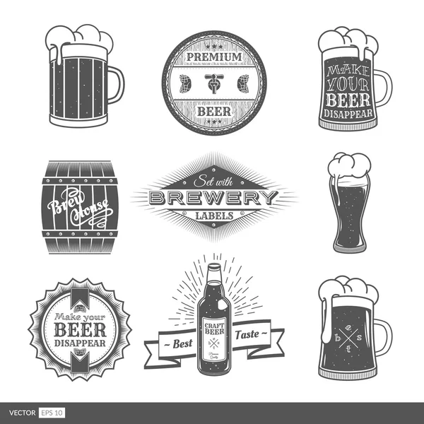 Conjunto vintage com etiquetas de cervejaria. Diferentes tipos de copos de cerveja —  Vetores de Stock
