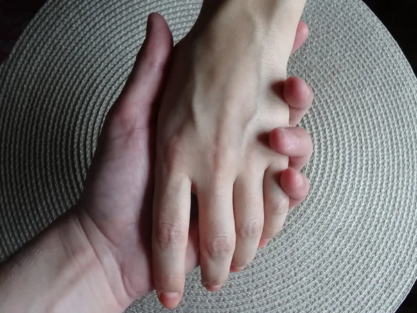 Par hålla händerna på grå bakgrund — Stockfoto