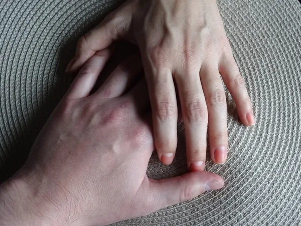 Couple tenant la main sur fond gris — Photo