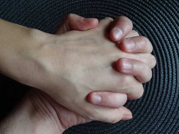 Τα χέρια ζευγάρι εκμετάλλευσης σε γκρίζο φόντο — Φωτογραφία Αρχείου
