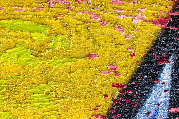 Фрагмент Красочных Граффити Нарисованных Деревянной Доске Отшелушивающей Краской Крупным Планом — стоковое фото