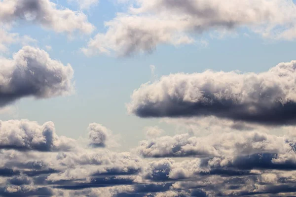 Strahlend Blauer Himmel Mit Dramatischen Kumuluswolken Die Von Der Tagessonne — Stockfoto