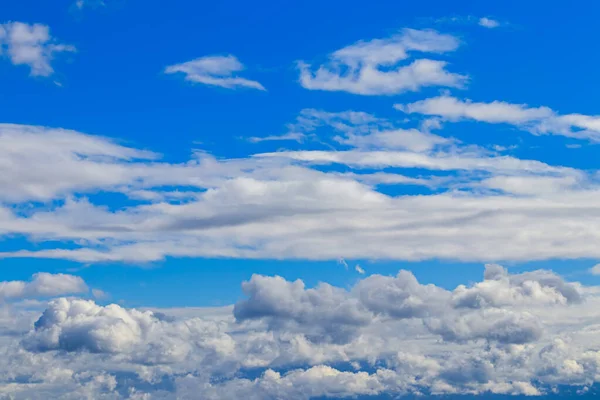 Strahlend Blauer Himmel Mit Dramatischen Kumuluswolken Die Von Der Tagessonne — Stockfoto