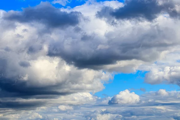 Strahlend Blauer Himmel Mit Dramatischen Kumuluswolken Die Von Der Tagessonne — Stockfoto