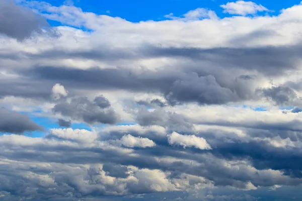 Strahlend Blauer Himmel Mit Dramatischen Kumuluswolken Die Von Der Tagessonne — Stockfoto