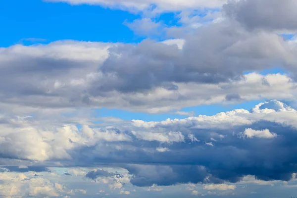 Strahlend Blauer Himmel Mit Dramatischen Kumuluswolken Die Von Der Tagessonne — Stockfoto