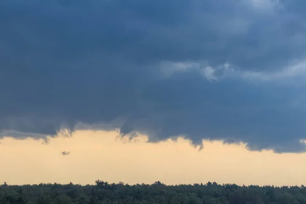 雷雨やハリケーンの前に濃い青の激しい嵐の雲 曇りの天気で劇的な雲 — ストック写真