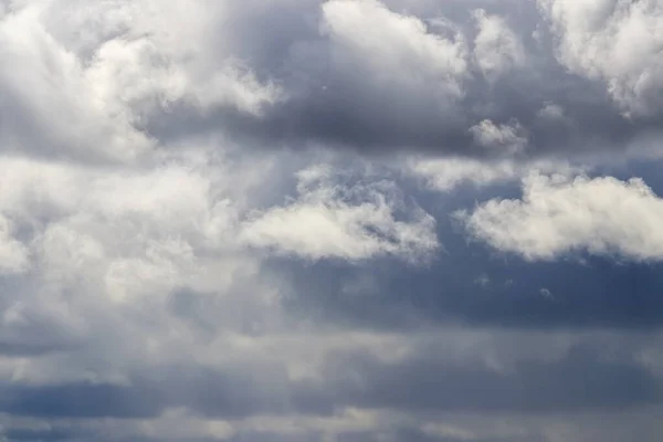 Cielo Azul Brillante Con Nubes Cúmulos Dramáticas Iluminadas Por Sol — Foto de Stock