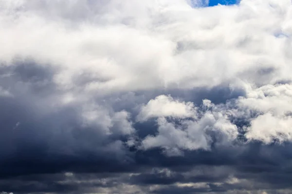 Cielo Azul Brillante Con Nubes Cúmulos Dramáticas Iluminadas Por Sol — Foto de Stock