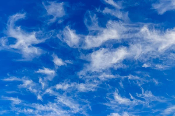 Bright Blue Sky Feather Clouds Lit Daytime Sun Abstract Background — Stock Photo, Image