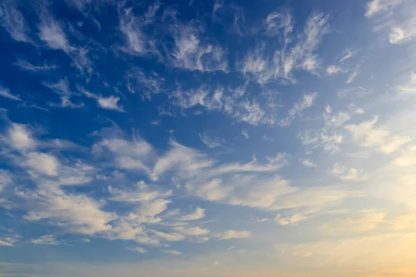 Strahlend Blauer Himmel Mit Federwolken Die Von Der Tagessonne Erhellt — Stockfoto