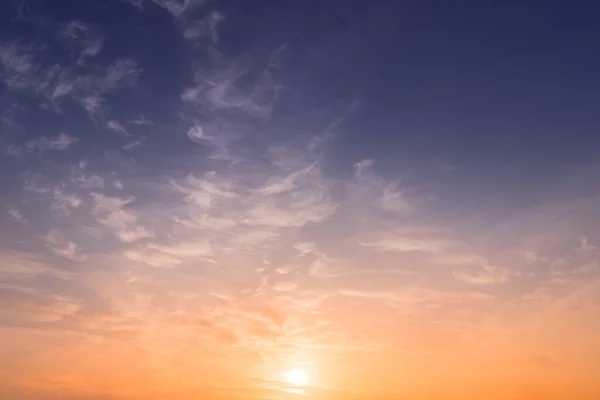 Coloridas Nubes Dramáticas Naranja Púrpura Iluminadas Por Sol Poniente Contra — Foto de Stock