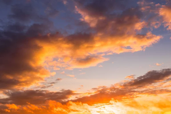 Цветные Оранжево Фиолетовые Драматические Облака Освещенные Заходящим Солнцем Закатном Небе — стоковое фото