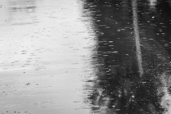 Dešťové Kapky Padají Kaluže Zanechávají Vodě Kruhy Deštivé Pozadí — Stock fotografie