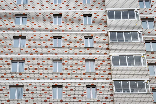 Θραύσμα Από Ένα Κτίριο Κατοικιών Λευκά Τούβλα Και Μπαλκόνια — Φωτογραφία Αρχείου