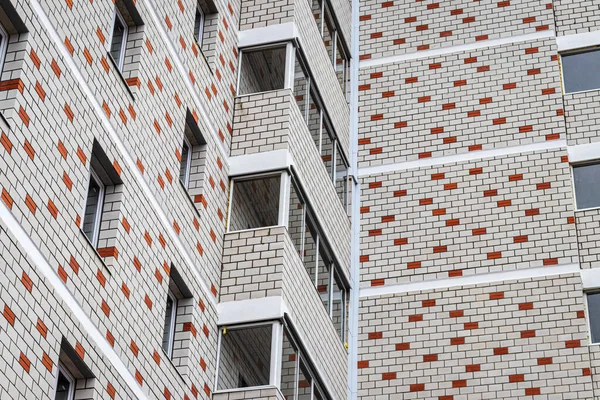Θραύσμα Από Ένα Κτίριο Κατοικιών Λευκά Τούβλα Και Μπαλκόνια — Φωτογραφία Αρχείου