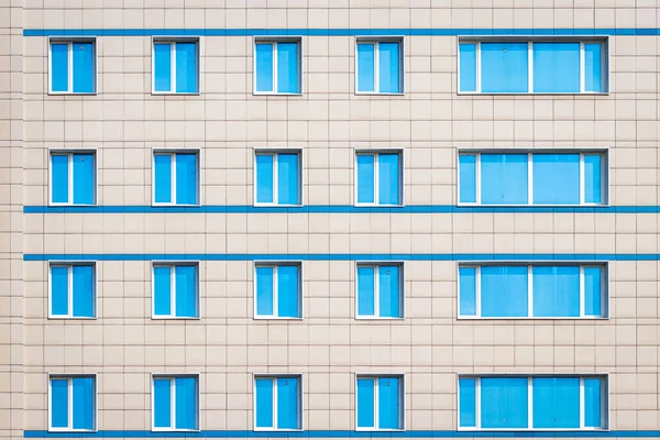 Fragmento Edifício Escritórios Moderno Com Janelas Espelhadas Azuis — Fotografia de Stock