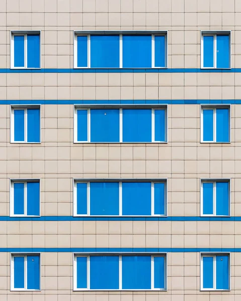 Fragment Eines Modernen Bürogebäudes Mit Blauen Spiegelfenstern — Stockfoto