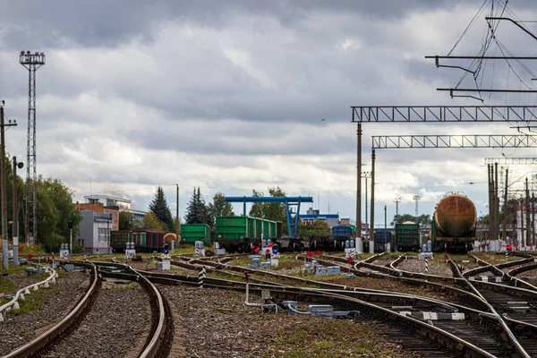 Üzerinde Raylar Yük Arabaları Karabinalar Olan Demiryolu — Stok fotoğraf