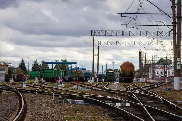 Järnväg Med Räls Och Godsvagnar Och Cisseriner Dem — Stockfoto