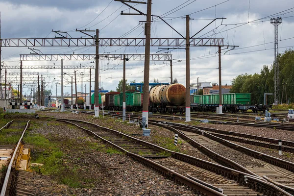 Chemin Fer Avec Rails Wagons Marchandises Cisserines Sur Eux — Photo