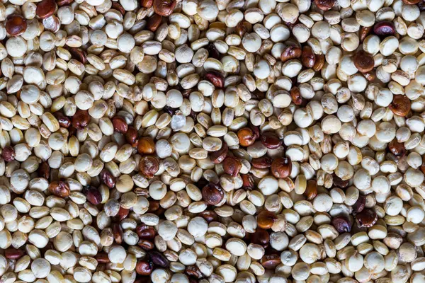 Uma Vista Aérea Uma Mistura Não Cozida Quinoa Vermelha Branca — Fotografia de Stock