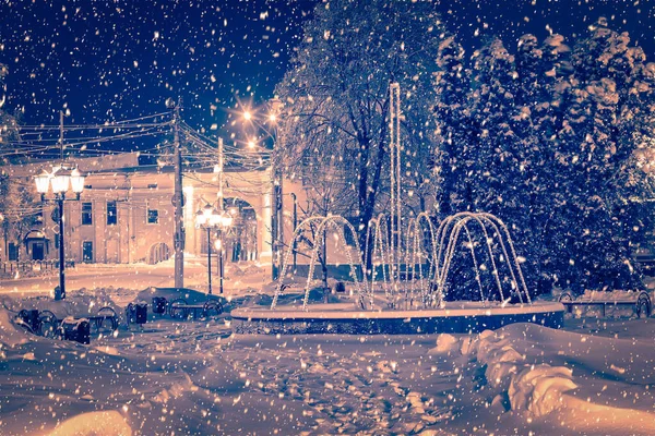 Winternachtpark Mit Laternen Brunnen Bürgersteig Und Schneebedeckten Bäumen Bei Starkem — Stockfoto