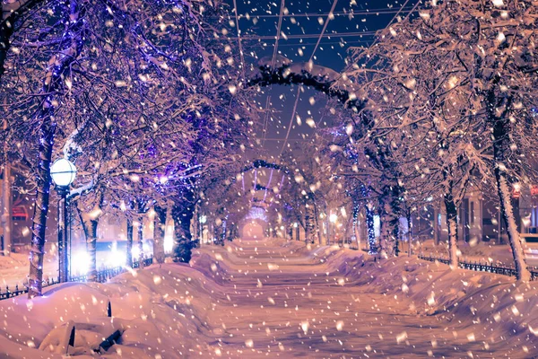 Fenerler Yoğun Kar Yağışı Altında Noel Süslemeleri Olan Kış Gecesi — Stok fotoğraf
