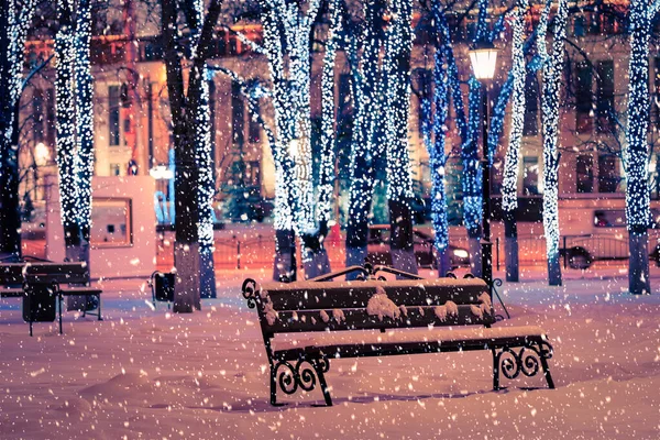 Winternachtpark Met Lantaarns Bankjes Kerstversieringen Zware Sneeuwval — Stockfoto