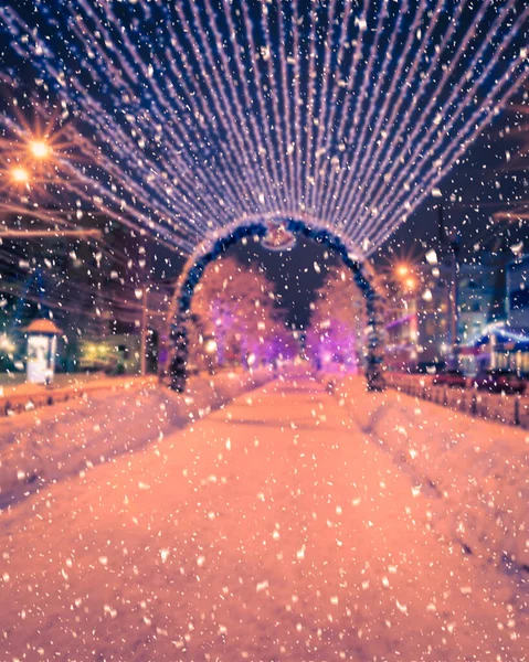 Размытое Фото Зимнего Ночного Парка Фонарями Рождественскими Украшениями Сильный Снегопад — стоковое фото