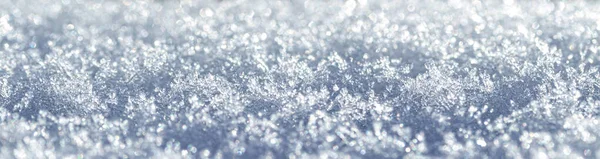 Güneş Işığıyla Aydınlatılan Kar Kristallerinin Yakın Çekim Görüntüleri Kış Arkaplanı — Stok fotoğraf