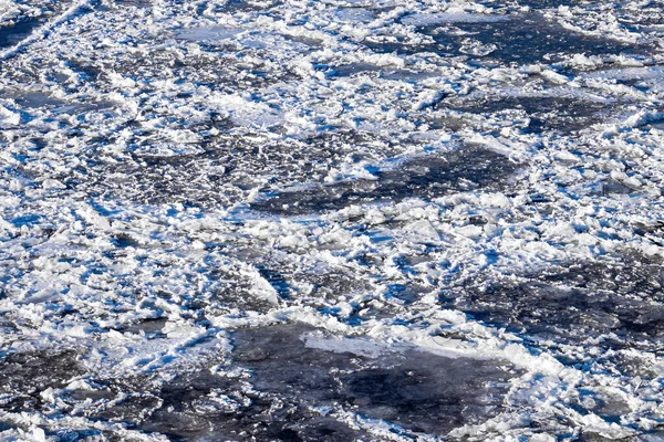 春天阳光灿烂的日子里 融化的冰漂浮在河上 碎冰质感 — 图库照片