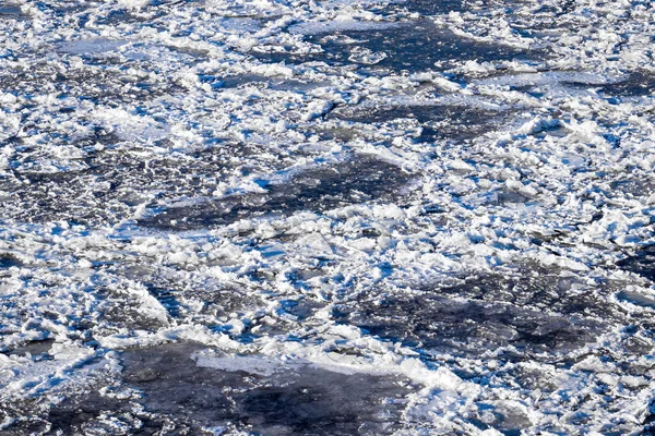 Tající Led Plovoucí Řece Slunečného Jarního Dne Popraskaná Textura Ledu — Stock fotografie
