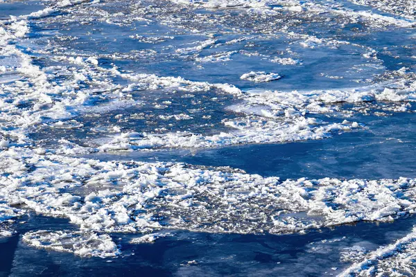 Derretimiento Hielo Flotando Río Soleado Día Primavera Textura Hielo Agrietado — Foto de Stock