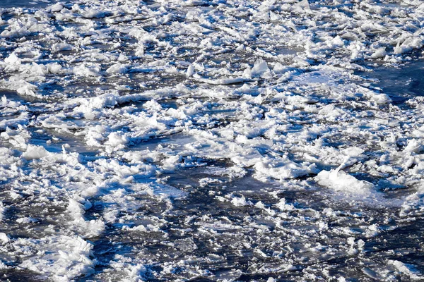 Fonte Glace Flottant Sur Rivière Par Une Journée Ensoleillée Printemps — Photo