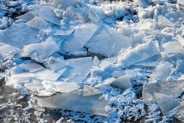 Schmelzendes Eis Das Einem Sonnigen Frühlingstag Auf Dem Fluss Treibt — Stockfoto