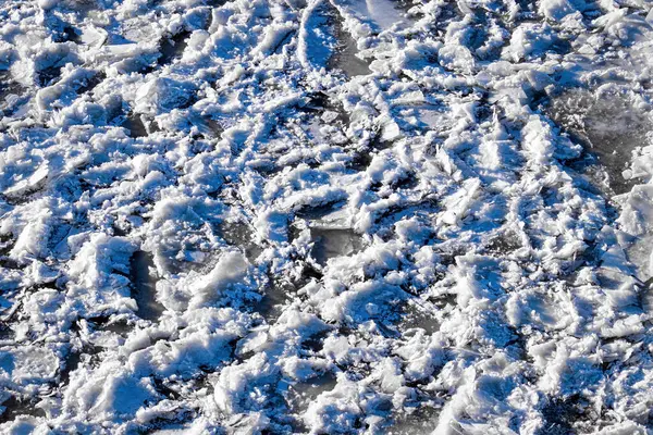 Schmelzendes Eis Das Einem Sonnigen Frühlingstag Auf Dem Fluss Treibt — Stockfoto