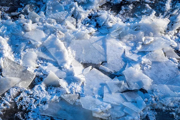 Schmelzendes Eis Das Einem Sonnigen Frühlingstag Auf Dem Fluss Treibt — Stockfoto