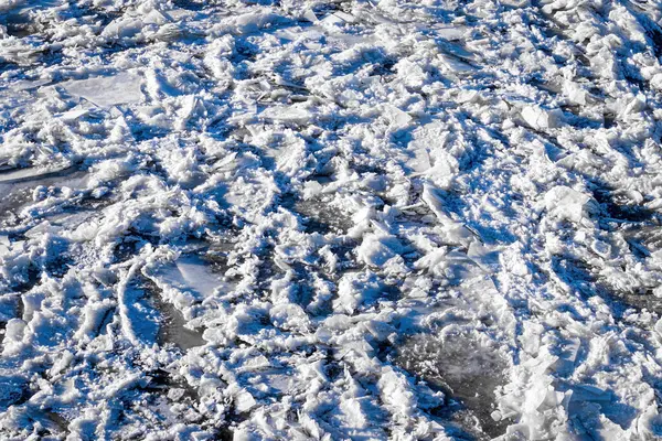 Schmelzendes Eis Das Einem Sonnigen Frühlingstag Auf Dem Fluss Treibt — Stockfoto