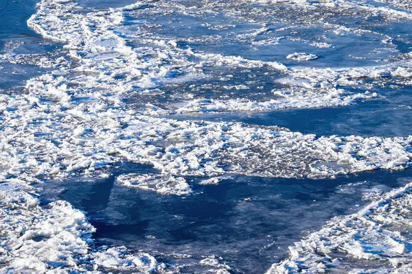 Derretimiento Hielo Flotando Río Soleado Día Primavera Textura Hielo Agrietado — Foto de Stock