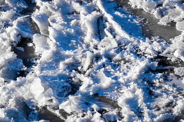 Smältande Som Flyter Floden Solig Vårdag Sprucken Isstruktur — Stockfoto