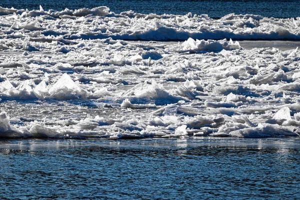 Schmelzendes Eis Das Einem Sonnigen Frühlingstag Auf Dem Fluss Treibt — Stockfoto