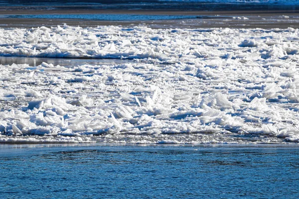 晴れた春の日に川に浮かぶ氷を溶かす 砕いた氷の質感 — ストック写真