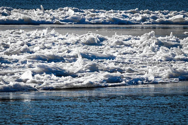 Тающий Лед Плавает Реке Солнечный Весенний День Трещины Текстуре Льда — стоковое фото