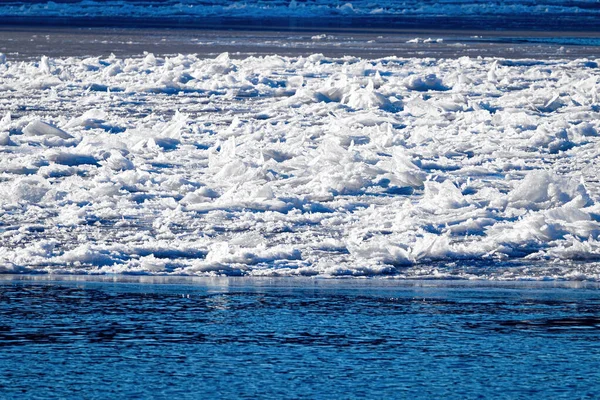 Derretimiento Hielo Flotando Río Soleado Día Primavera Textura Hielo Agrietado —  Fotos de Stock