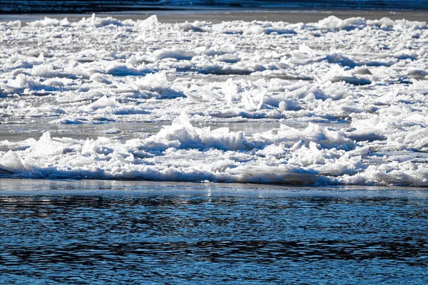 Schmelzendes Eis Das Einem Sonnigen Frühlingstag Auf Dem Fluss Treibt — Stockfoto