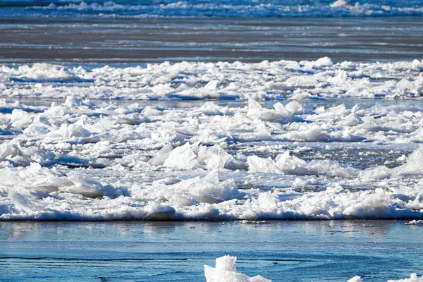 Topniejący Lód Unoszący Się Rzece Słoneczny Wiosenny Dzień Pęknięta Tekstura — Zdjęcie stockowe