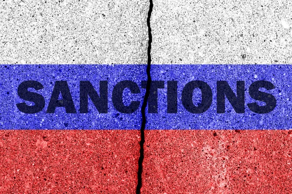 Üzerinde Sanctions Yazan Çatlamış Beton Bir Duvarda Rusya Federasyonu Bayrağı — Stok fotoğraf