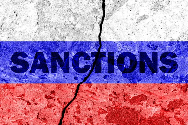 러시아 연방의 국기에는 Sanctions 단어가 새겨져 부서진 콘크리트 있습니다 러시아에 — 스톡 사진